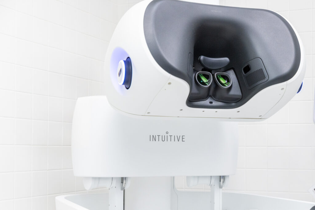A robotic surgery machine in an operating room that provides endocrinology surgery near Dallas.